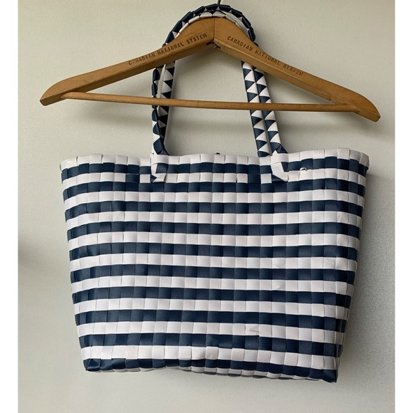 Free with purchase - Super cute blue and white beach or picnic bag - Picture 4 of 9